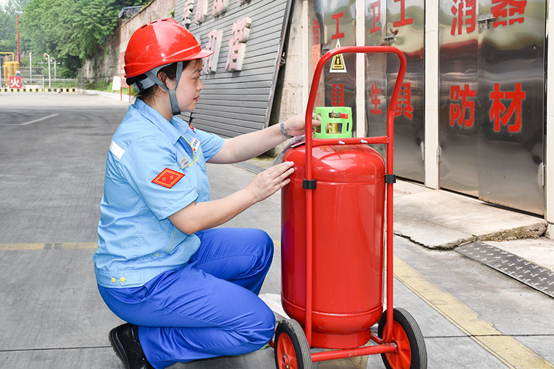中国梦 劳动美｜邱丽梅：手执油枪 将优质服务注进油箱_fororder_检查消防器材是否正常