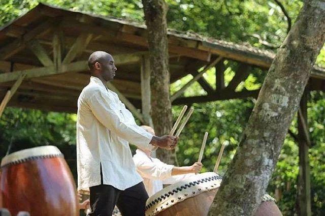 科比台湾行学参禅打坐 身穿僧衣神情认真