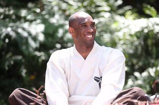 科比台湾行学参禅打坐 身穿僧衣神情认真