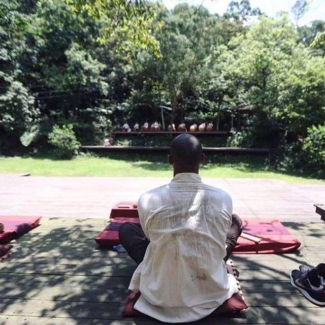 科比台湾行学参禅打坐 身穿僧衣神情认真