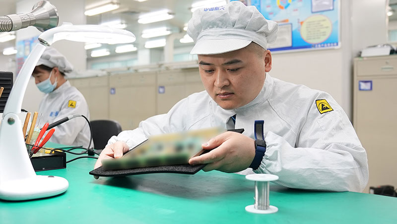 中国梦 劳动美｜唐仁杰：献力中国航天 新时代技术型产业工人_fororder_唐仁杰认真检查产品细节