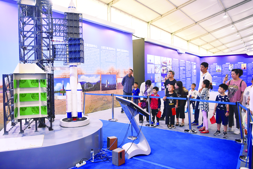 中國航天科普展長春站啟幕 太空飛船返回艙首次亮相長春市