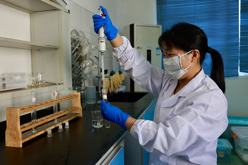 中国梦 劳动美｜李小孟：_fororder_除了现场勘察，李小孟在工作中还需要做大量的实验