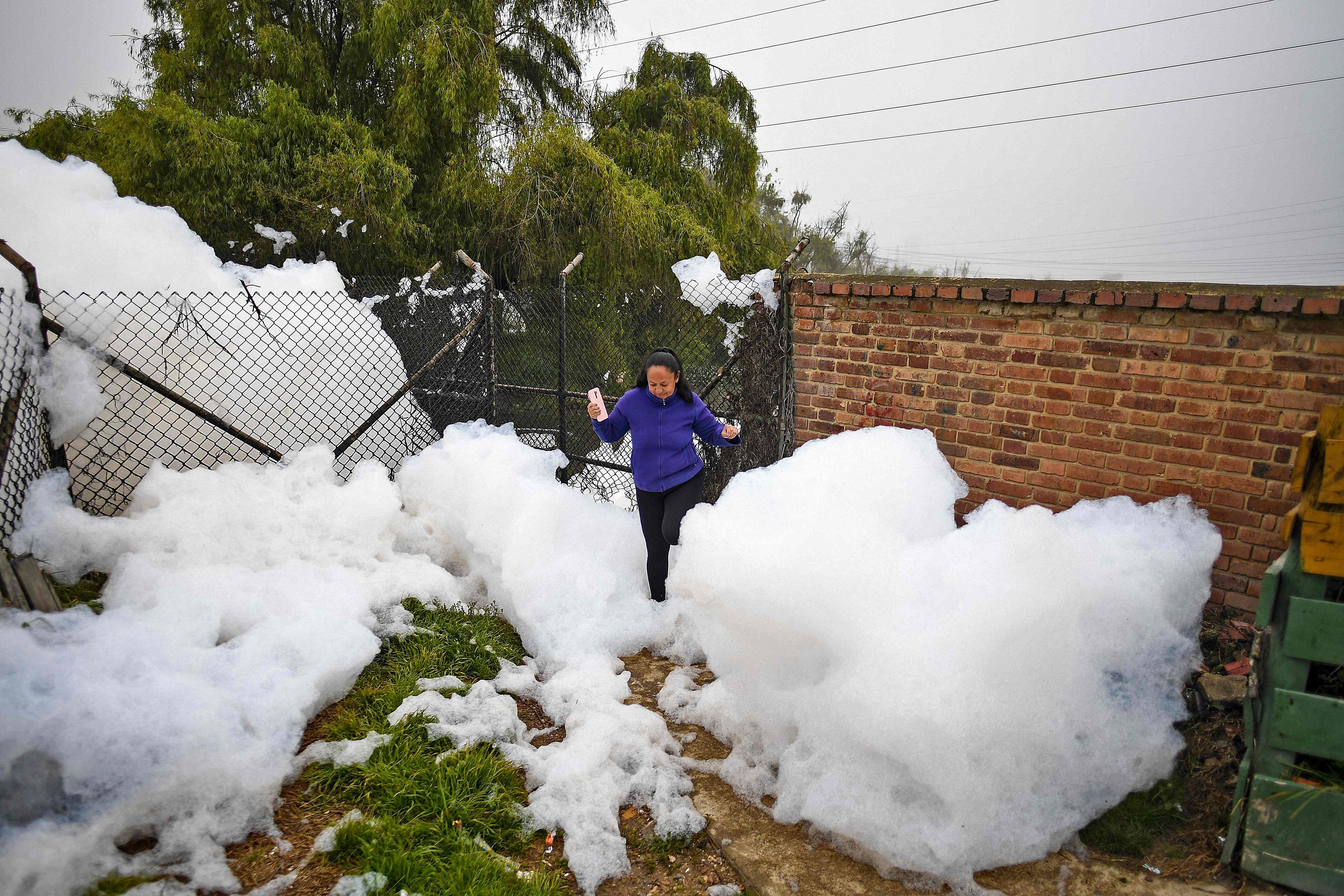 哥伦比亚河流污染严重 白色污染物入侵居民社区