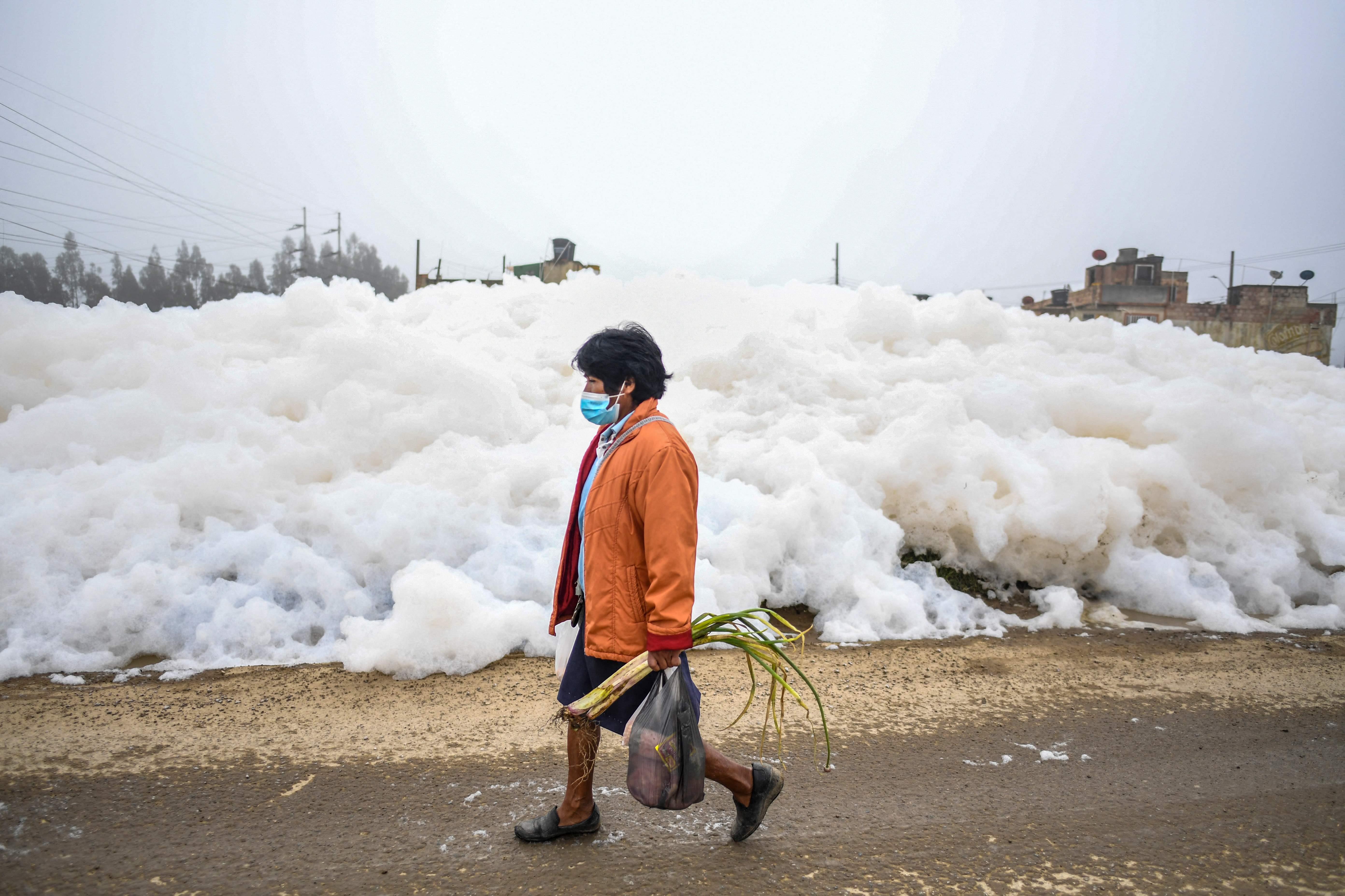 哥伦比亚河流污染严重 白色污染物入侵居民社区