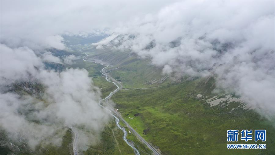 新疆：烟雨独库
