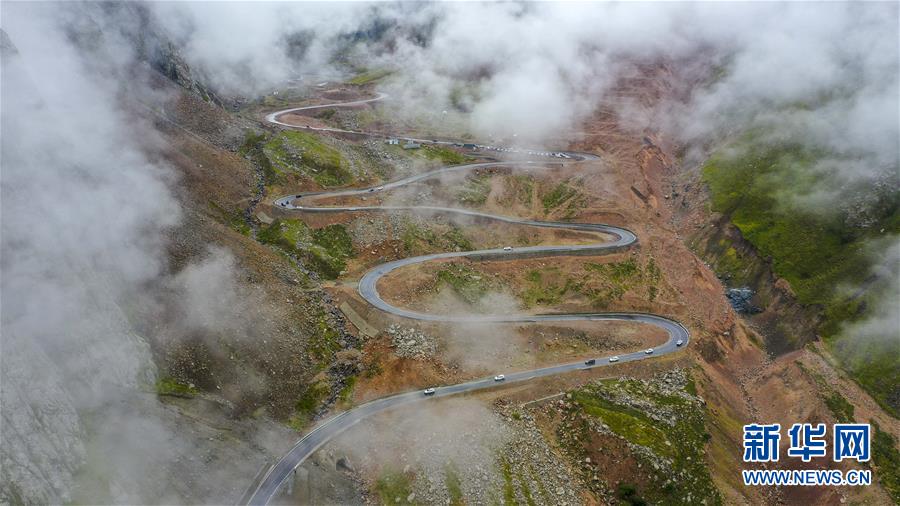新疆：烟雨独库