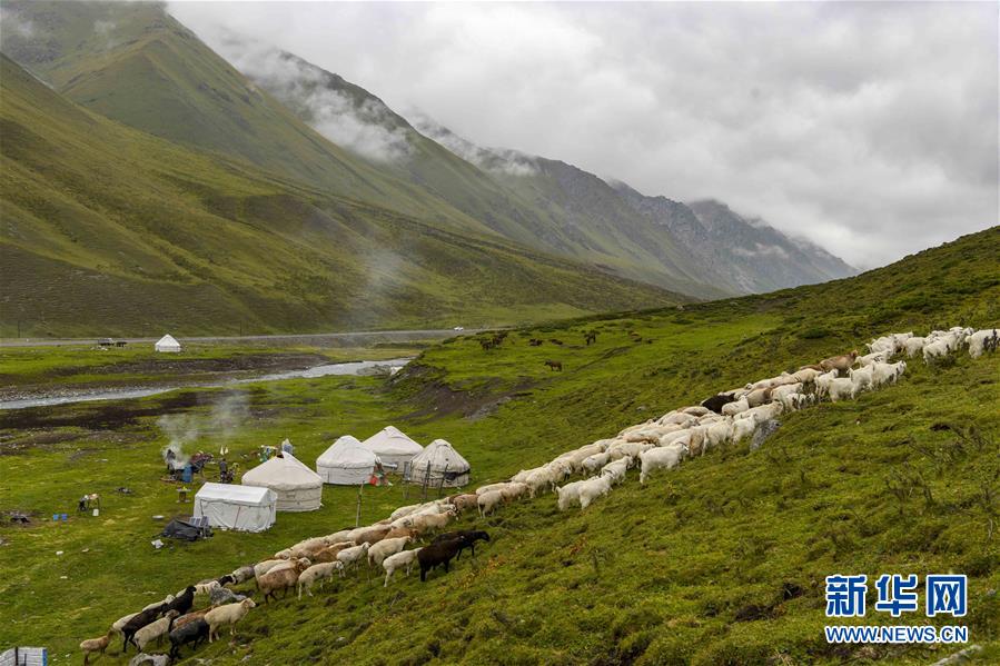 新疆：烟雨独库