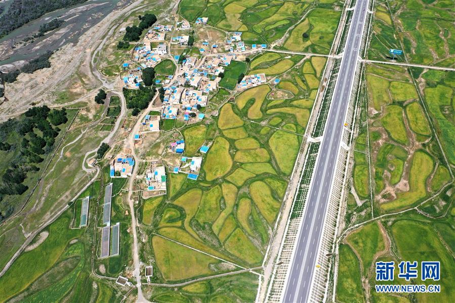 西藏：拉林公路秋色美