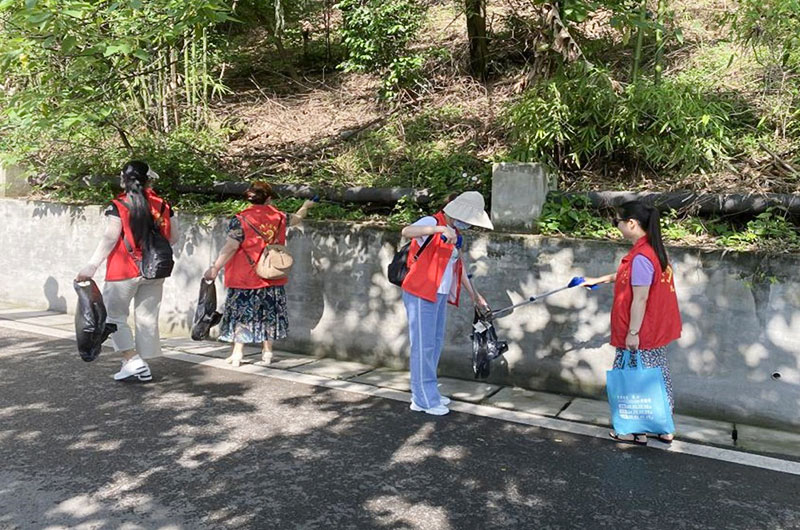 自贡自流井：“优环境 防疫情”爱国卫生运动“走起”_fororder_1卫生大扫除现场