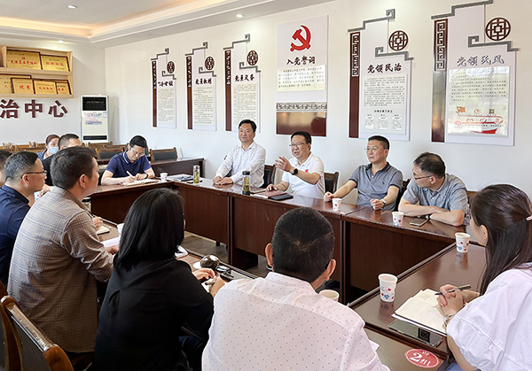 自贡市政协副主席郭连调研艾叶镇六房村国土空间规划编制情况_fororder_调研座谈现场