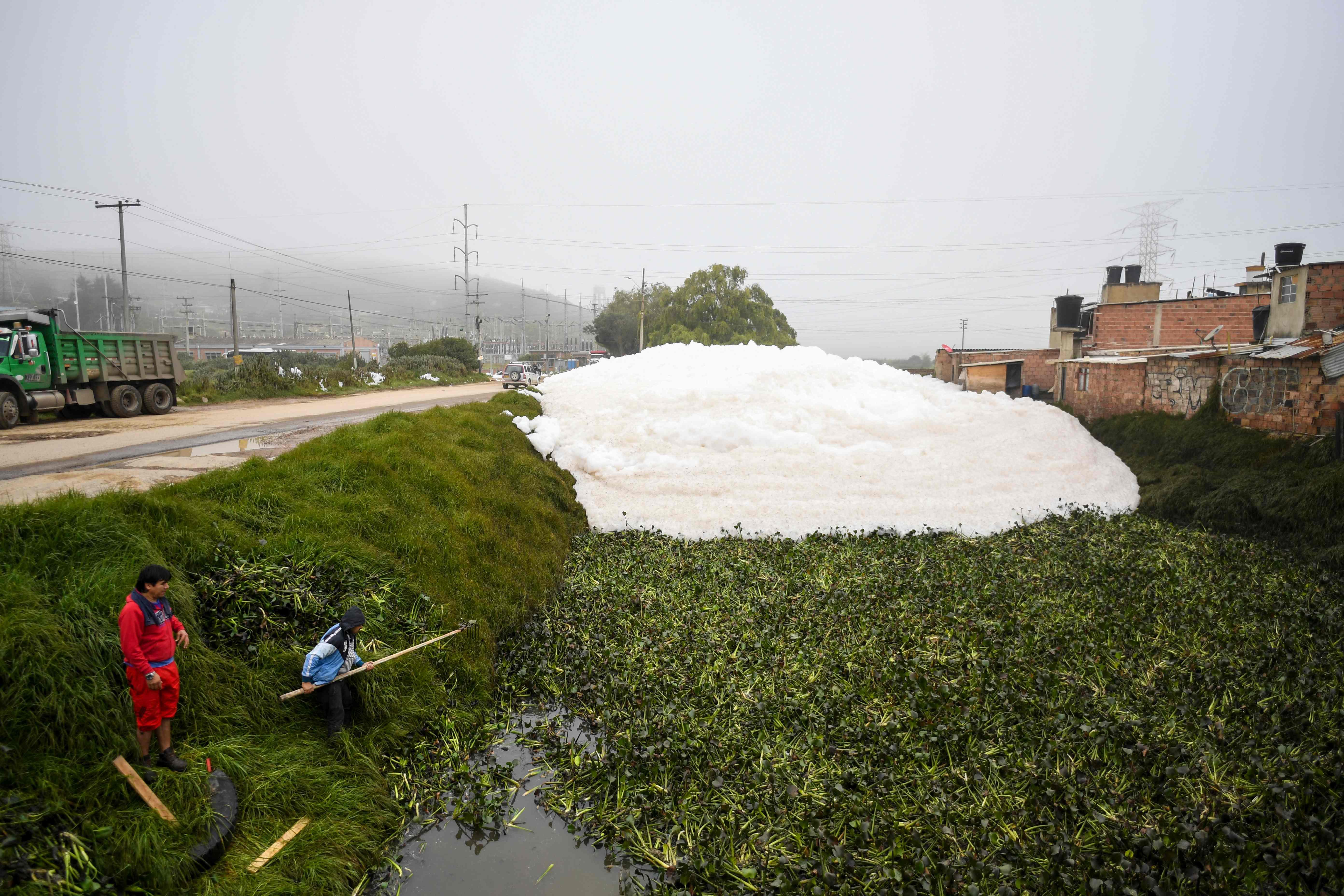 哥伦比亚河流污染严重 白色污染物入侵居民社区