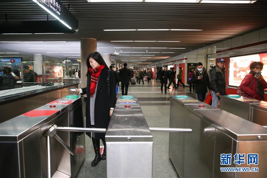 上海地鐵將全網試行“刷碼過閘