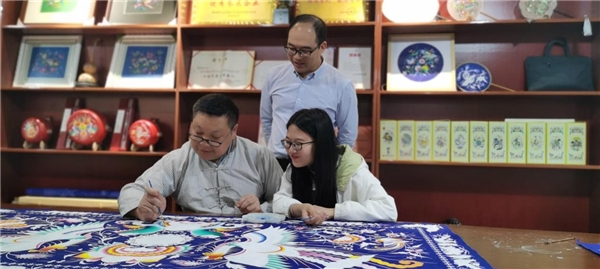 “苗”向世界 “画”说中国——吉首大学师生携手苗画大师讲好中国故事