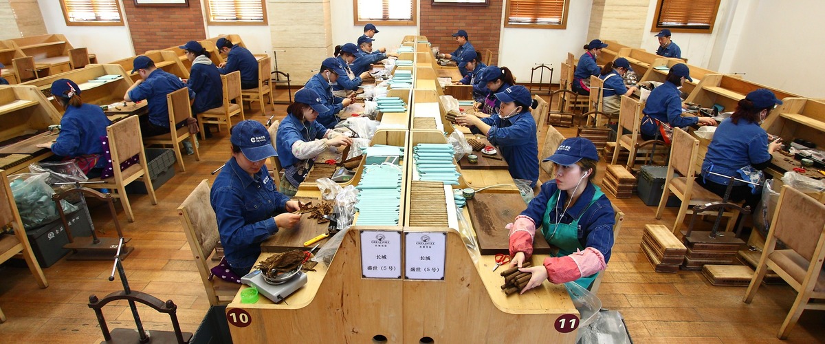 奋进新征程 建功新时代｜匠心质造 亮出中式雪茄的名片_fororder_雪茄制作现场场景2