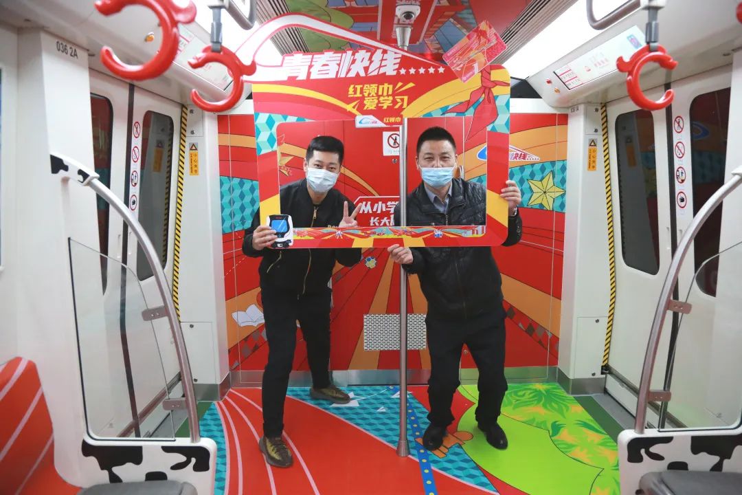 呼和浩特地铁“青春快线”专列和主题车站亮相_fororder_微信图片_20220429100210