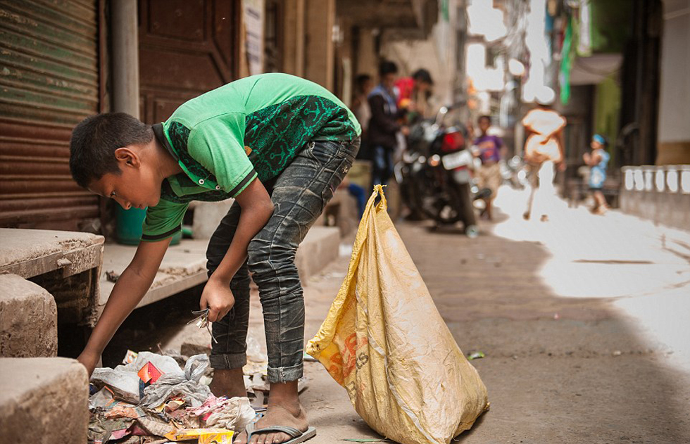 印度儿童垃圾堆翻捡废旧电器每天仅赚18元高清组图