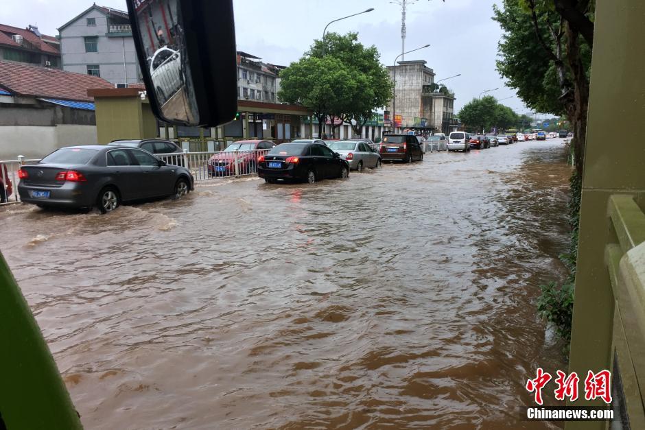 浙江金华遭暴雨袭击 城市道路被淹