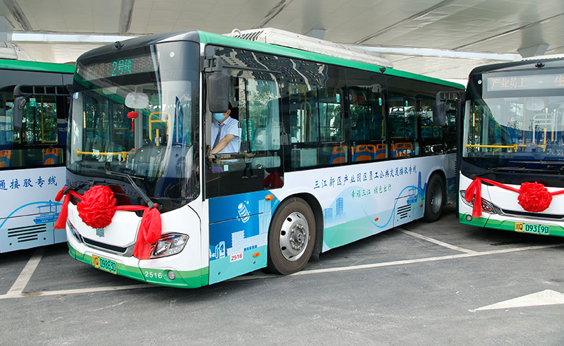 宜宾三江新区举行产业园区员工公共交通接驳专线启动仪式_fororder_宜宾三江新区产业园区员工公共交通接驳专线-摄影-高学兵