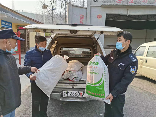 三門峽市陜州區駐村“第一書記”姚旭：讓鄉親過上好日子_fororder_姚旭聯繫相關單位開展消費扶貧活動，購買村民手工粉條 照片由受訪者提供