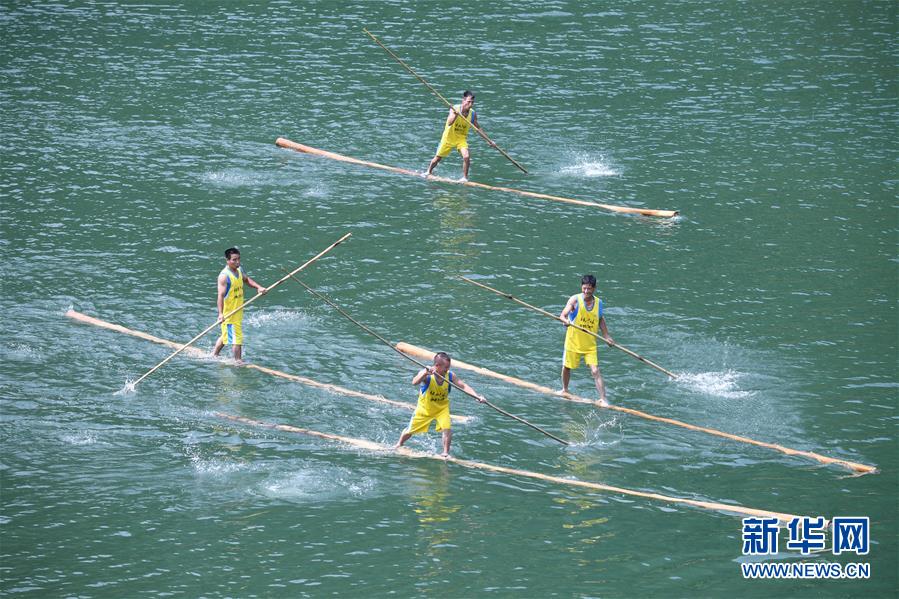 福建宁德：“独木冲浪”秀绝技