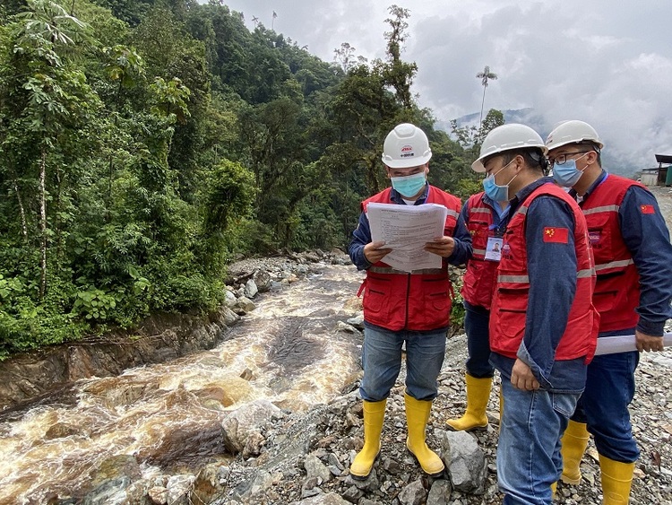 【原创 五一系列采访】奋斗无国界 致敬劳动者|山东“好汉”李庆收：海外工作总要有人站出来去做 这个人就应该是我_fororder_巡查隧道工区.JPG