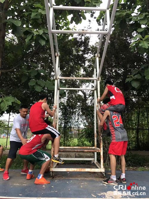 曾任老挝男篮主帅的中国志愿者：“这件1号球衣是两国人民友谊的一个小小见证”_fororder_2022050170012