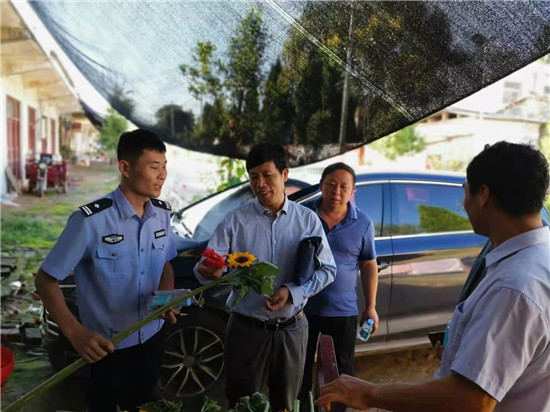 三门峡市陕州区驻村“第一书记”姚旭：让乡亲过上好日子_fororder_姚旭（左一）邀请市水利局领导入村为岳庄村“把脉” 照片由受访者提供