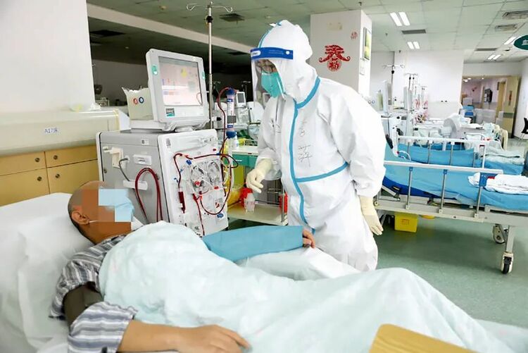 一线特写｜三位“白衣”的三种坚守