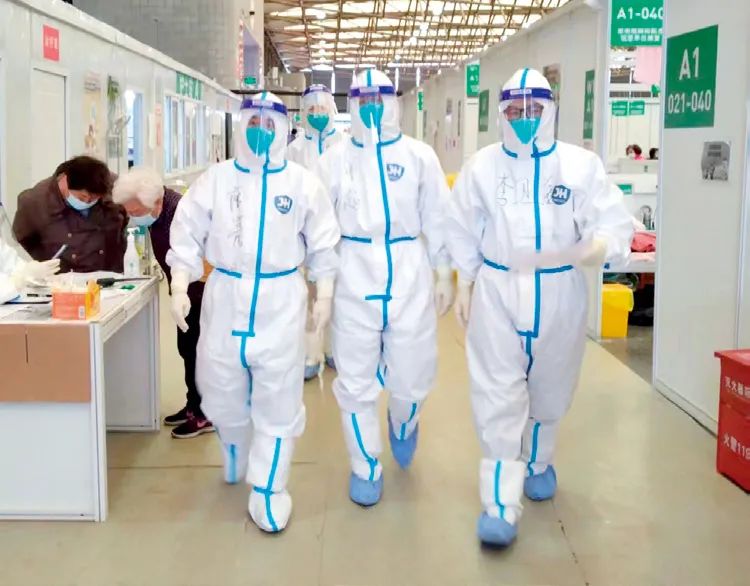 一线特写｜三位“白衣”的三种坚守