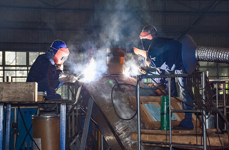 不少产品正在高温加热,同时工人们在高温加热的情况下进行焊接工作,稍