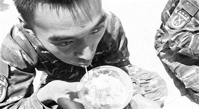 揭秘武警特战队魔鬼训练:泥潭摔擒 生吃活虫(图)