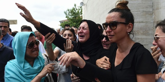 土耳其机场恐袭致41人死亡 遇难者家属悲痛欲绝