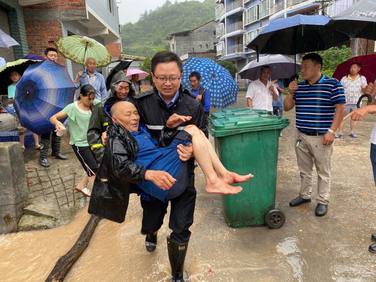 【有修改】重慶開州警方一線抗洪搶險全力救援群眾
