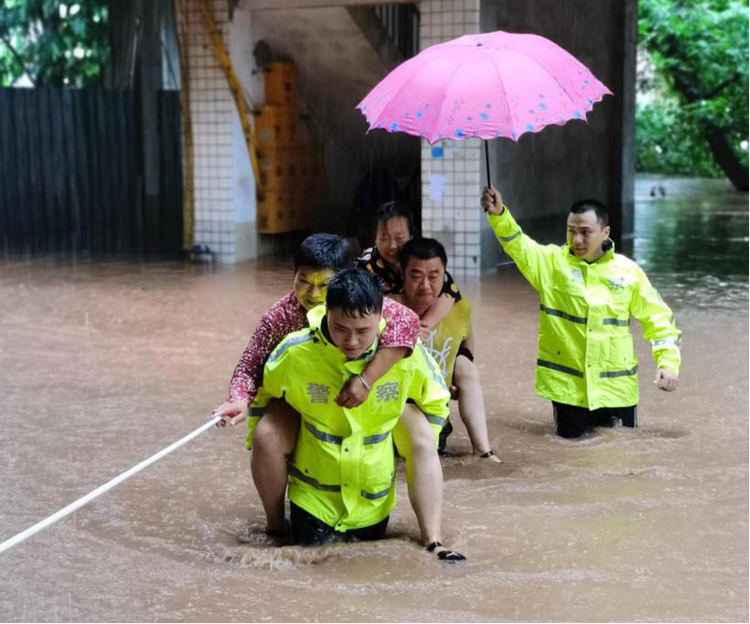 【有修改】重庆开州警方一线抗洪抢险全力救援群众