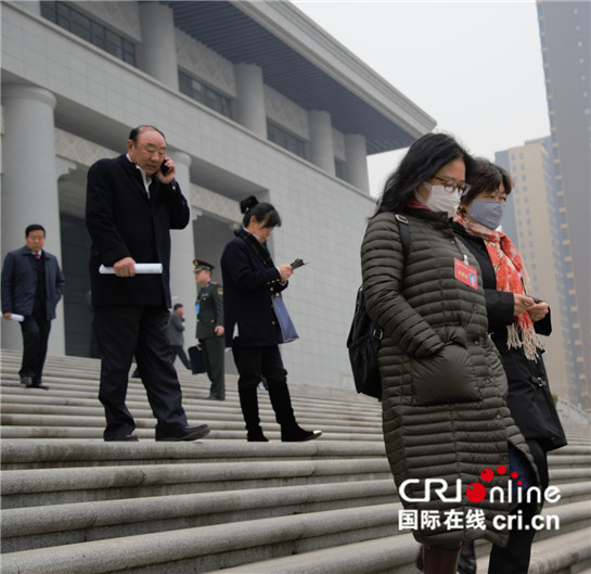 【2017陕西两会专题  两会镜头  显示图在稿件最下方 】追赶超越路上 代表和委员们意气风发