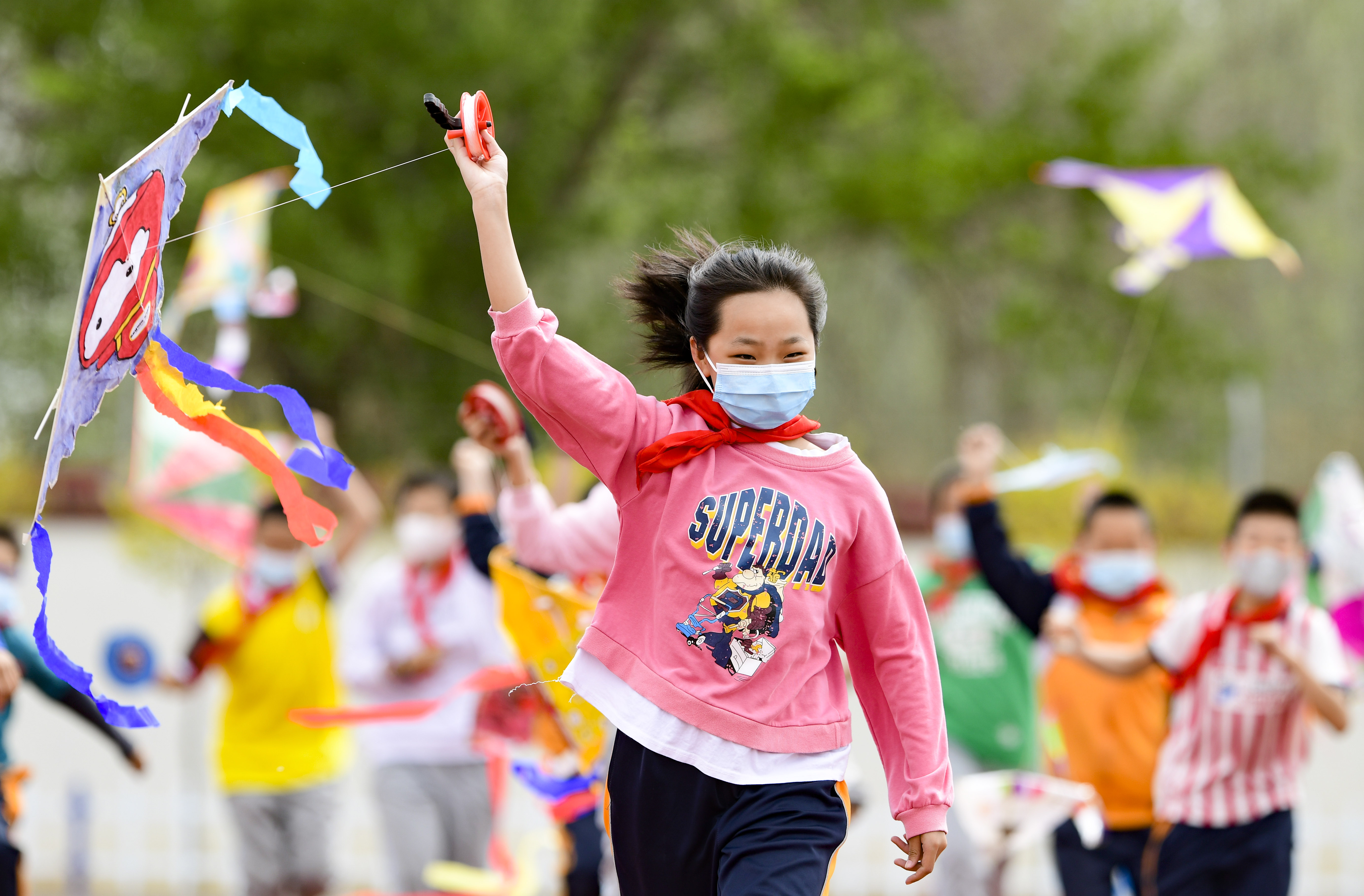 内蒙古呼和浩特：走进夏日 放飞快乐_fororder_（1）2022年5月5日，呼和浩特市赛罕区黄合少镇第一中心校学生放飞风筝。.JPG