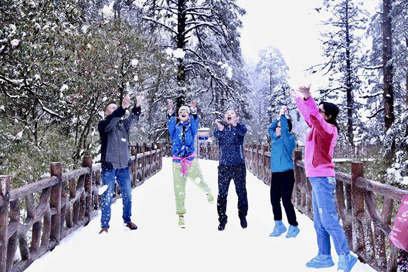 眉山洪雅：雪景杜鹃鸽子花同框 瓦屋观光赏景正当时_fororder_游客在瓦屋山游玩-供图-洪雅县委宣传部