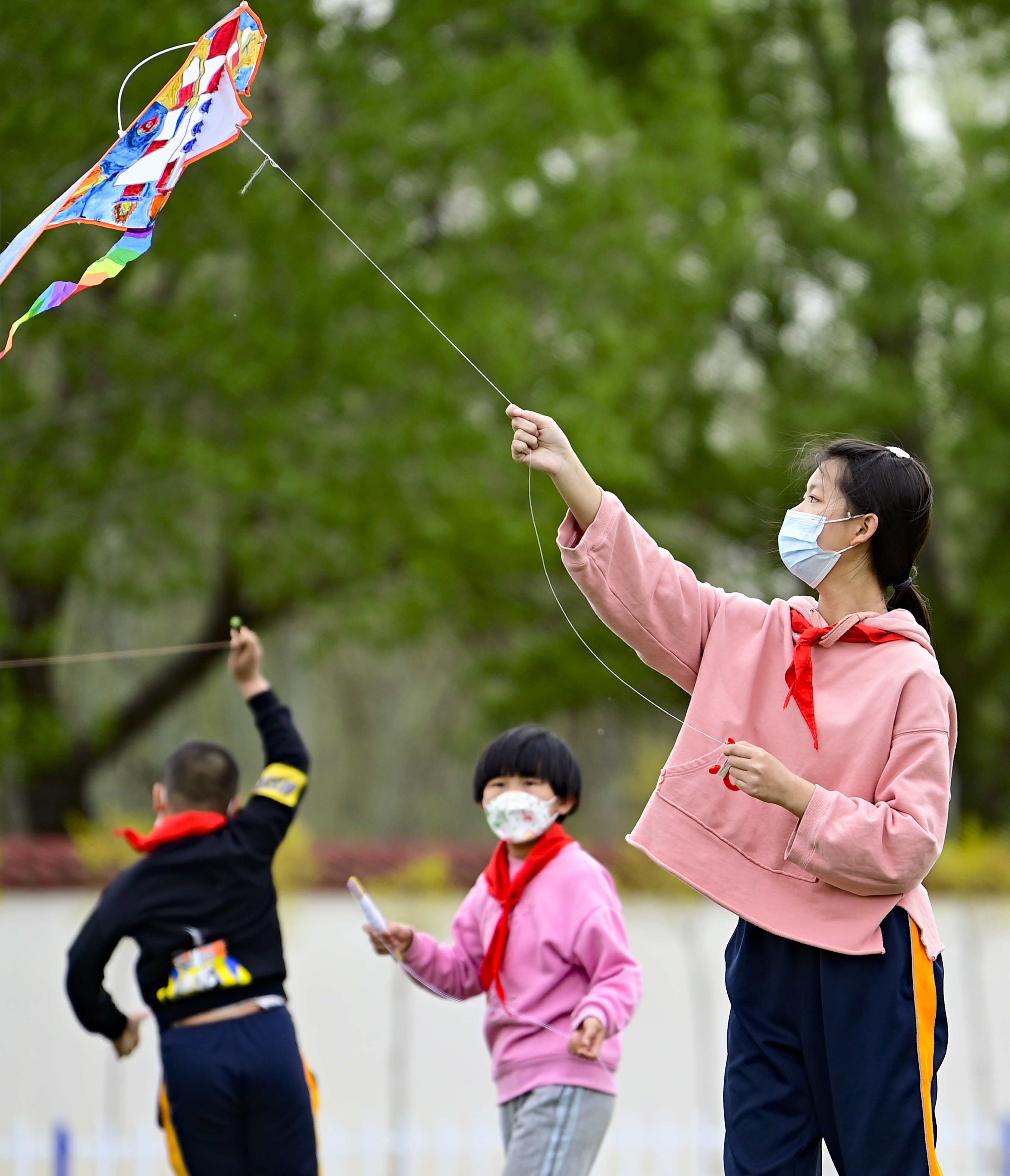 内蒙古呼和浩特：走进夏日 放飞快乐_fororder_（5）2022年5月5日，呼和浩特市赛罕区黄合少镇第一中心校学生放飞风筝。.JPG