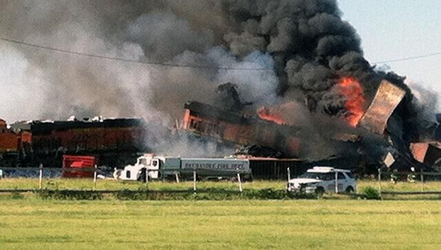 美国德克萨斯州两辆货运火车相撞并发生爆炸