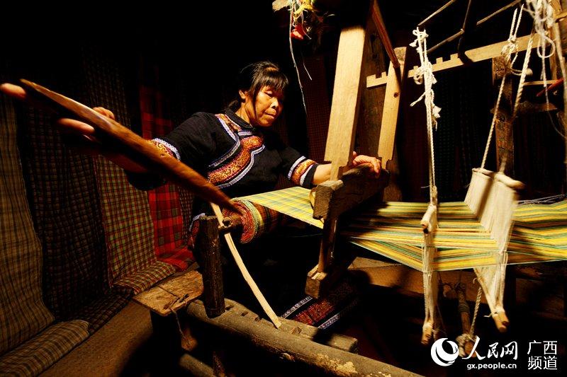 廣西德保:隘章屯37名土布織娘“紡織”幸福生活