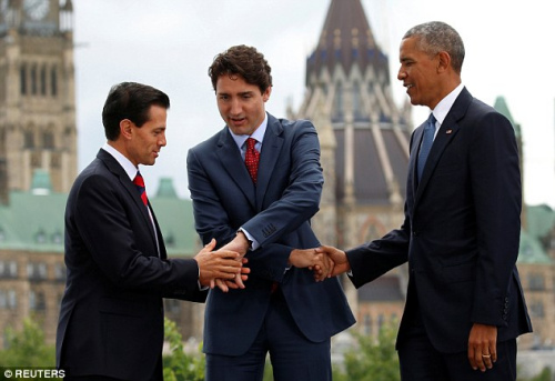 北美領導人峰會 三國領導人上演尷尬握手