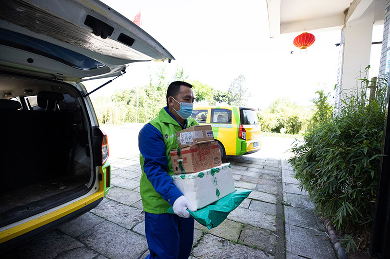 宜宾翠屏：小黄车带动物流跑起来 “交邮融合”打通镇村物流“肠梗阻”_fororder_小黄车到达胡坝村“金通·邮快”驿站-摄影-叶昌荣