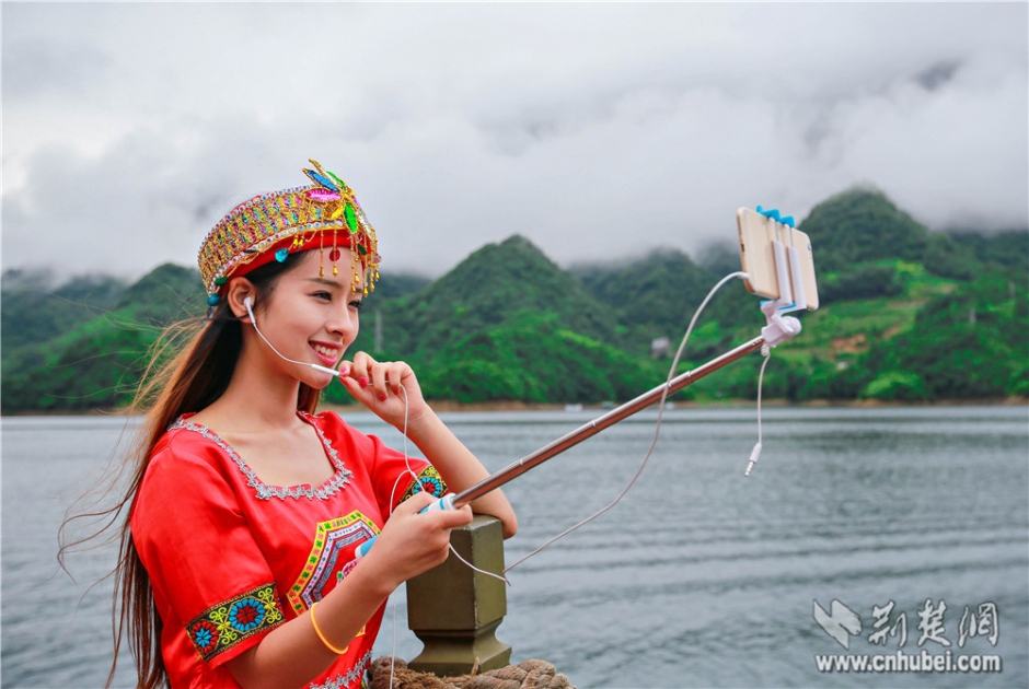 美女主播变身土家幺妹直播清江画廊组图