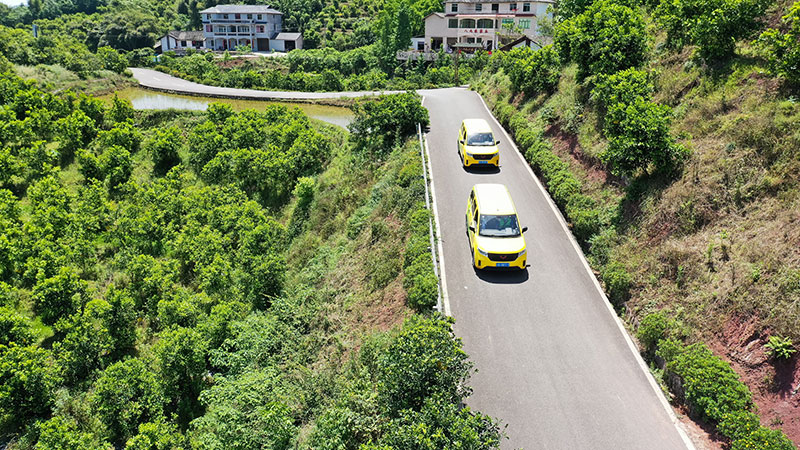 宜宾翠屏：小黄车带动物流跑起来 “交邮融合”打通镇村物流“肠梗阻”_fororder_小黄车在村道上行驶中-摄影-叶昌荣