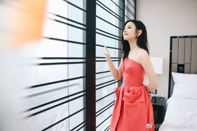 组图：陈妍希穿桃粉色抹胸短裙 身材姣好笑容迷人