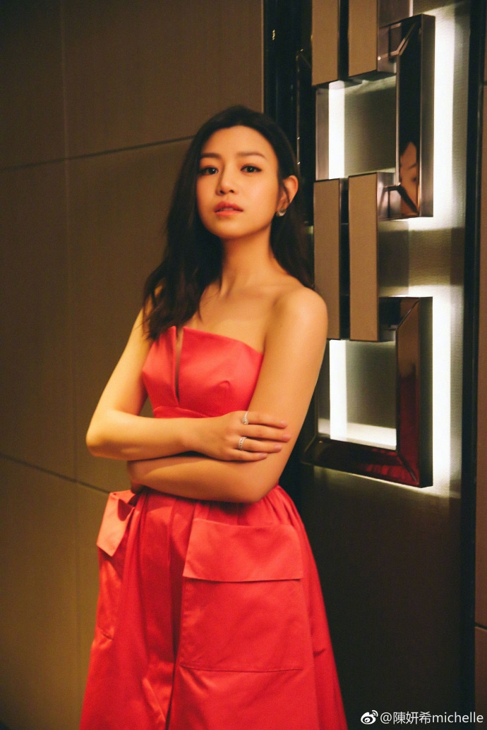 组图：陈妍希穿桃粉色抹胸短裙 身材姣好笑容迷人