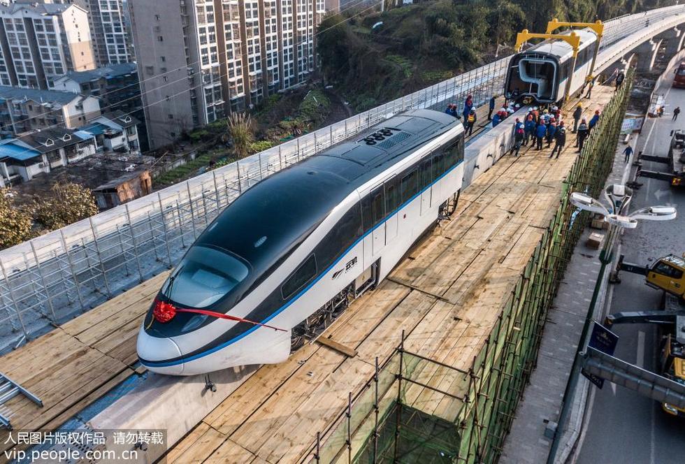 四川广安：西南地区首条云轨列车车厢吊装上线即将运行