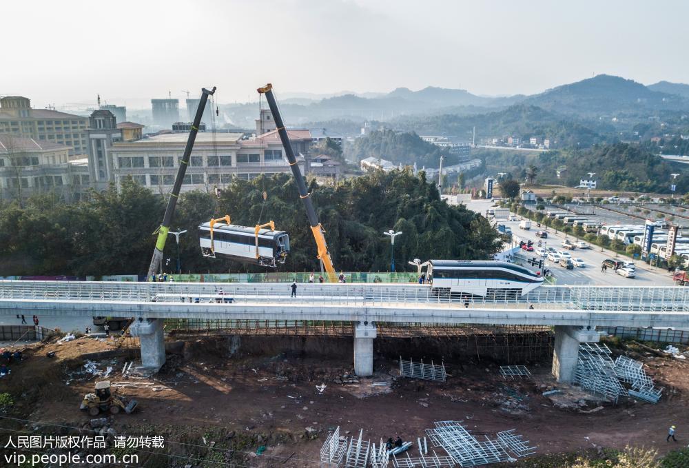 四川广安：西南地区首条云轨列车车厢吊装上线即将运行