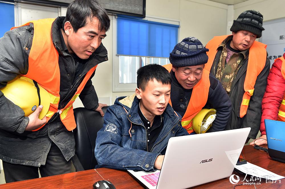 北京：工地开设“解忧杂货店” 为农民工网购返乡车票